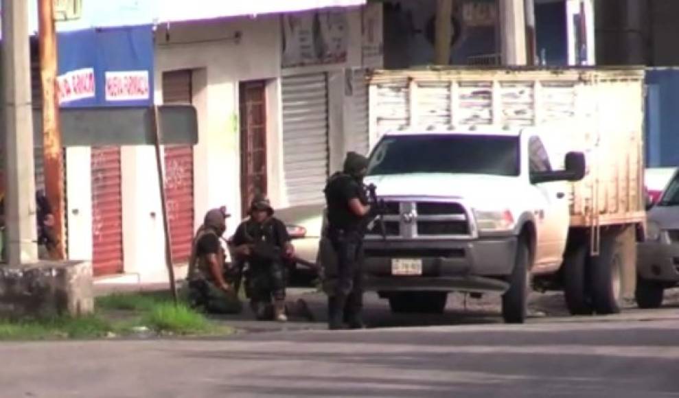 Los camiones y carros funcionaron de escudos para los hombres que se enfrentaron a los militares en Culiacán, Sinaloa, México.
