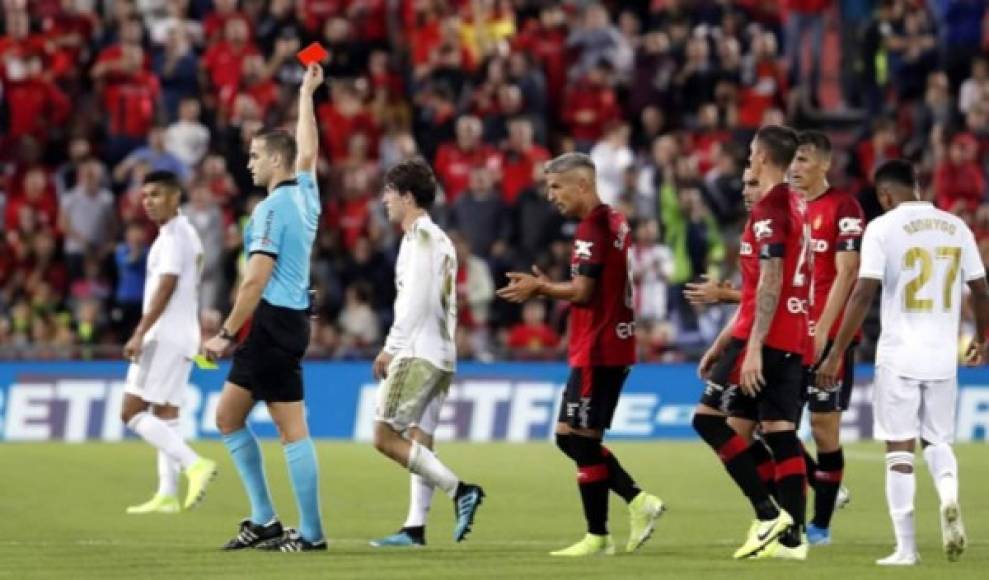 Álvaro Odriozola vio la segunda tarjeta amarilla y luego la roja, dejando con 10 hombres al Real Madrid.