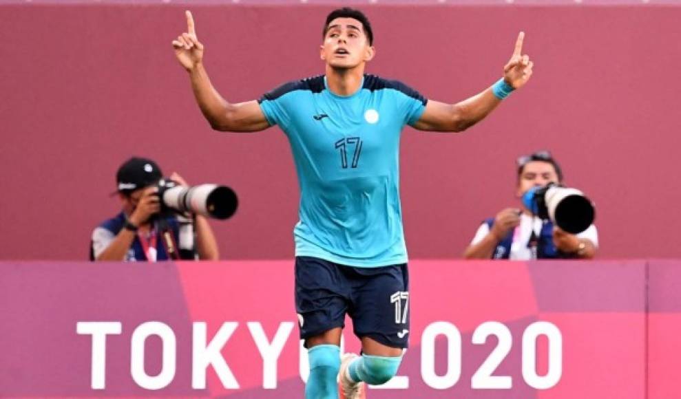 Honduras' midfielder Luis Palma (C) celebrates his goal during the Tokyo 2020 Olympic Games men's group B first round football match between New Zealand and Honduras at the Ibaraki Kashima Stadium in Kashima on July 25, 2021. (Photo by SHINJI AKAGI / AFP)