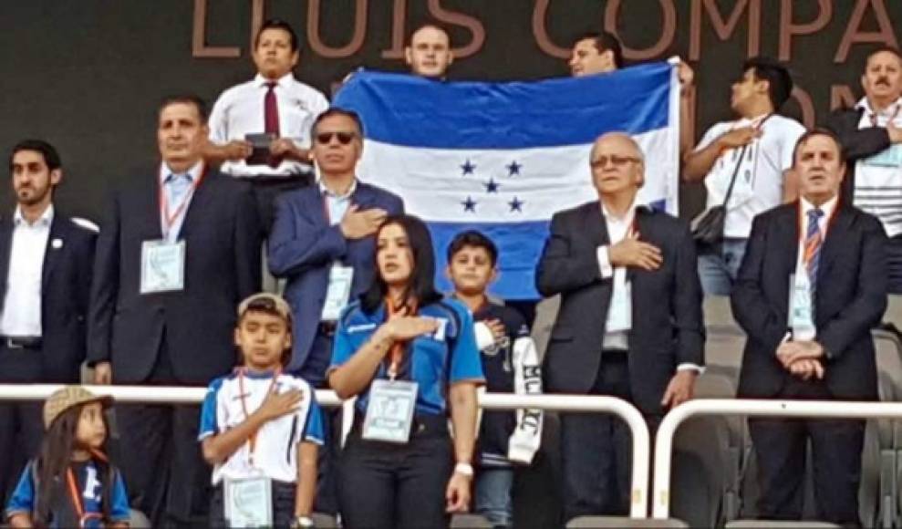 Virginia entonando el himno nacional de Honduras en las gradas del estadio Olímpico de Montjuïc de Barcelona.