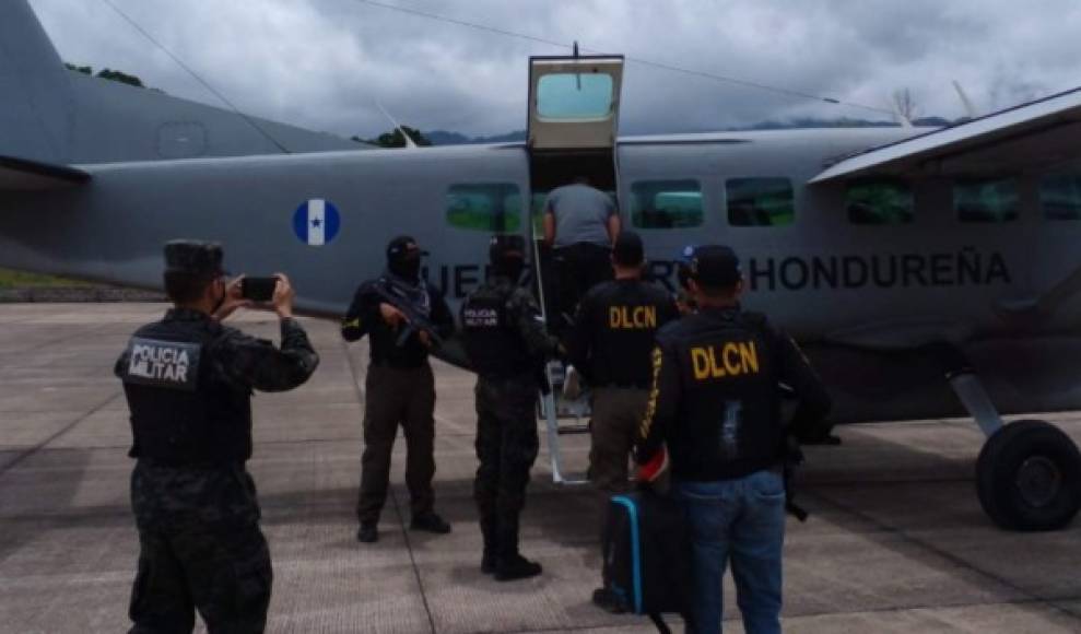 Tras su captura fue trasladado en un helicóptero de las Fuerza Aérea Hondureña (FAH) hacia Tegucigalpa.