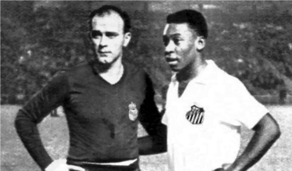 Pelé junto a Alfredo di Stéfano, otro de los más grandes de la historia del fútbol, en un partido entre Santos y Real Madrid de 1959. ‘O Rei’ aseguró en una ocasión que estuvo muy cerca de fichar por el club merengue.