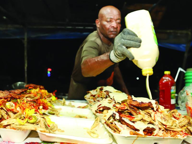 <b>Las megachuletas de 200 lempiras traen más de dos trozos de carne, varias porciones de tajadas. Fotos: Jorge Gonzales.</b>