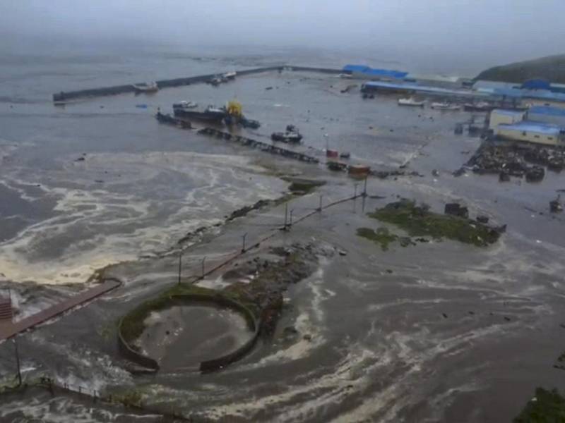 Los servicios de emergencia rusos registraron olas de 3-4 metros de altura en las costas del sureste de esa península rusa, donde se produjo el terremoto, el más potente en esa región del Pacífico desde 1952 y el octavo de mayor magnitud registrado en todo el mundo.
