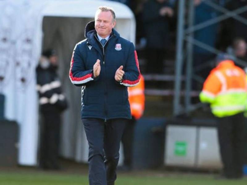 Michael O'Neill, entrenador del Stoke City, dio positivo por coronavirus.