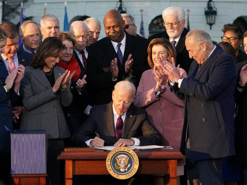 Biden firmó el plan de infraestructuras por valor de 1,2 billones de dólares, en su primer éxito a nivel nacional desde su llegada a la Casa Blanca.