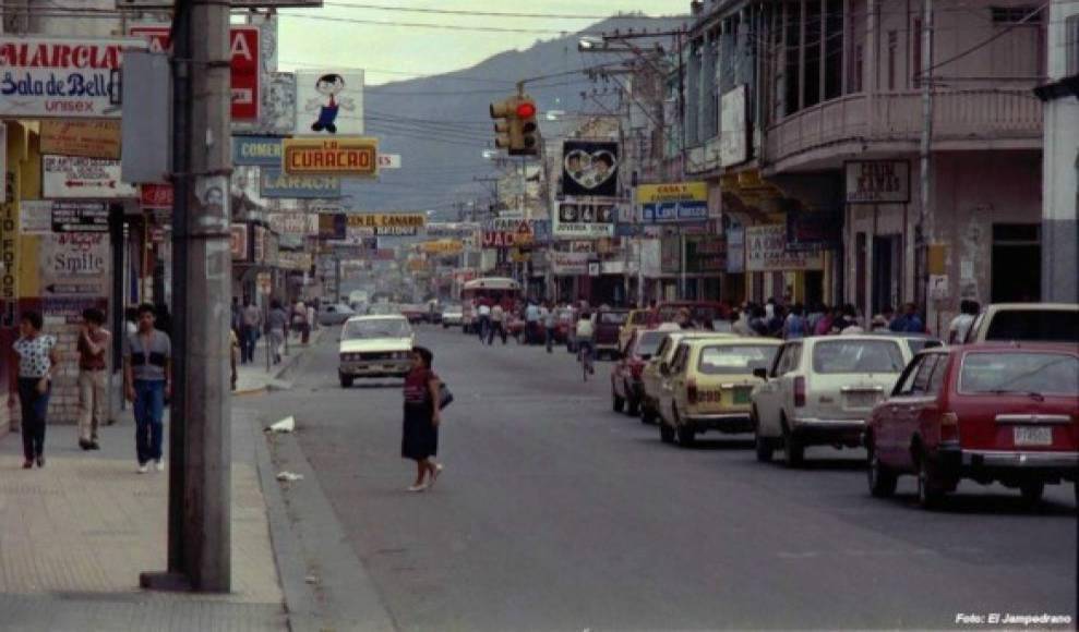 La Tercera Avenida fue durante muchos años de doble vía, pero el crecimiento de la ciudad y del parque vehicular hicieron que se definiera solo en sentido norte a sur, como se mantiene hasta hoy.