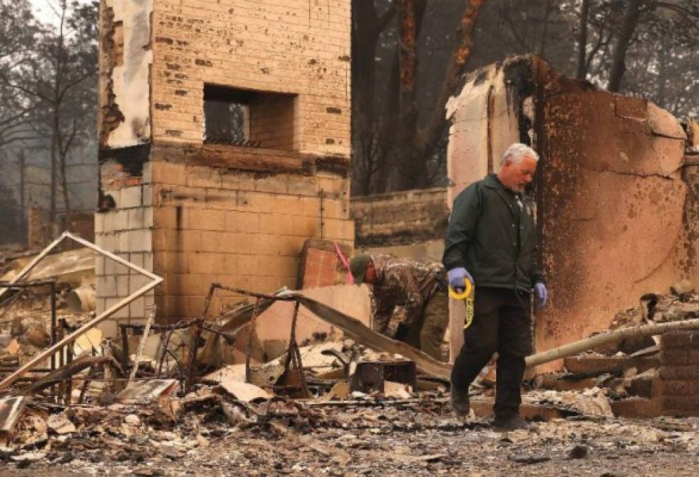 En el centro de la ciudad, al igual que en los suburbios, los únicos rastros que quedan de las casas -que en California son en su mayoría hechas de madera- son restos humeantes. En algunas, sólo quedó la chimenea de ladrillos.