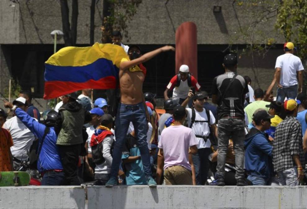 Los opositores salieron este domingo a las calles para manifestarse contra el Gobierno de Maduro, a quien responsabilizan por los constantes apagones que se registran en todo el país.