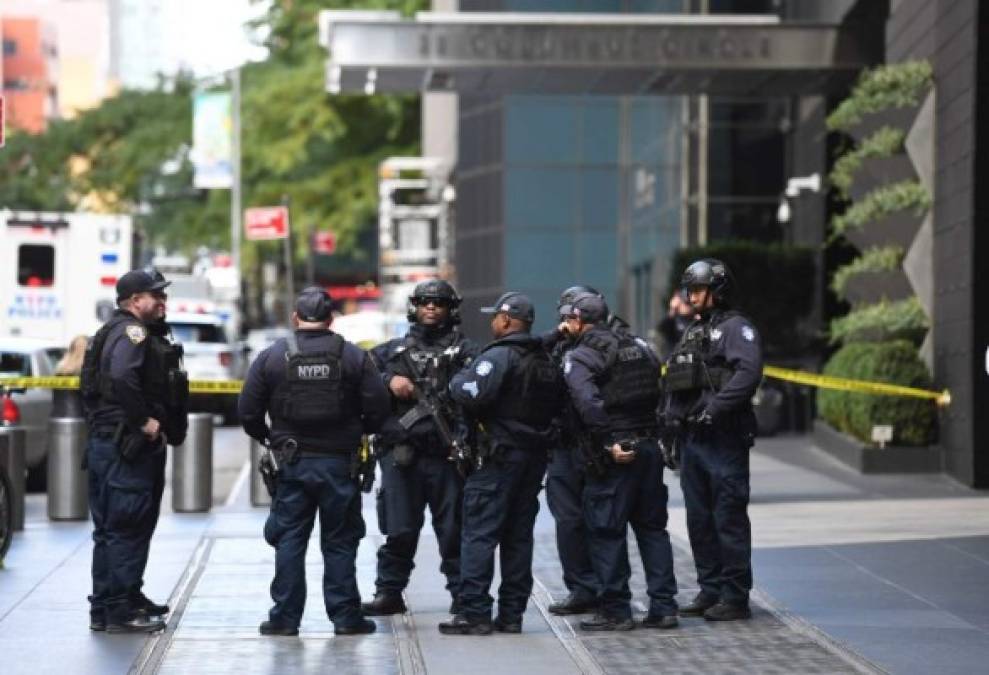 Police stand outside the Time Warner Building on October 24, 2018 where a suspected explosive device was found in the building after it was delivered to CNN's New York bureau. (Photo by TIMOTHY A. CLARY / AFP)