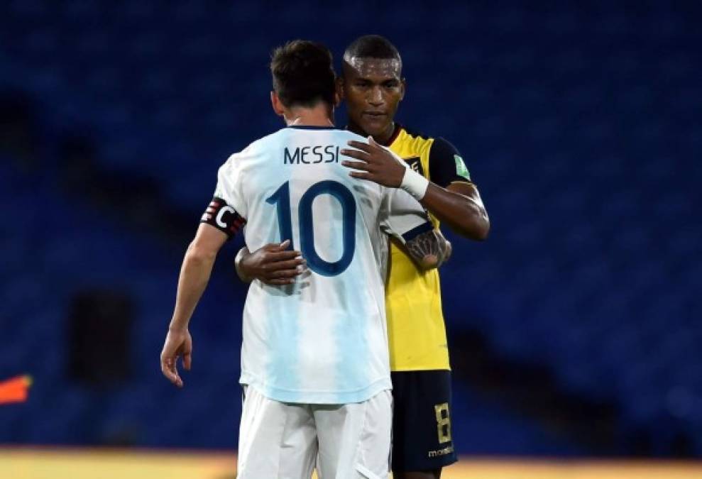 Lionel Messi se despide del mediocampista ecuatoriano Carlos Gruezo al final del partido.