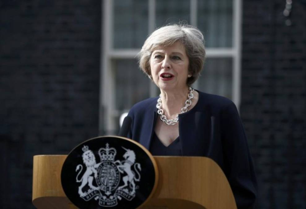 11. Theresa May, la piloto del „brexit” en Inglaterra.<br/>“Astuta y dura”, así describen los analistas británicos a Theresa May, la mujer que tomó las riendas de Reino Unido tras uno de los mayores “terremotos” políticos vividos en la historia reciente del país.<br/>May llegó al cargo de primera ministra de Inglaterra por la dimisión de David Cameron tras la victoria del brexit en un polémico referéndum.<br/>May ha sido la encargada de pilotear el brexit y desde ya desveló que prepara un “ambicioso” plan de reformas económicas y sociales para adaptar el Reino Unido al nuevo escenario que afrontará al salir de la Unión Europea. “Vamos a irnos de la UE. Queremos que sea un proceso lo más tranquilo y ordenado posible. No es solo en nuestro interés, sino también en el interés de Europa”, dijo May.