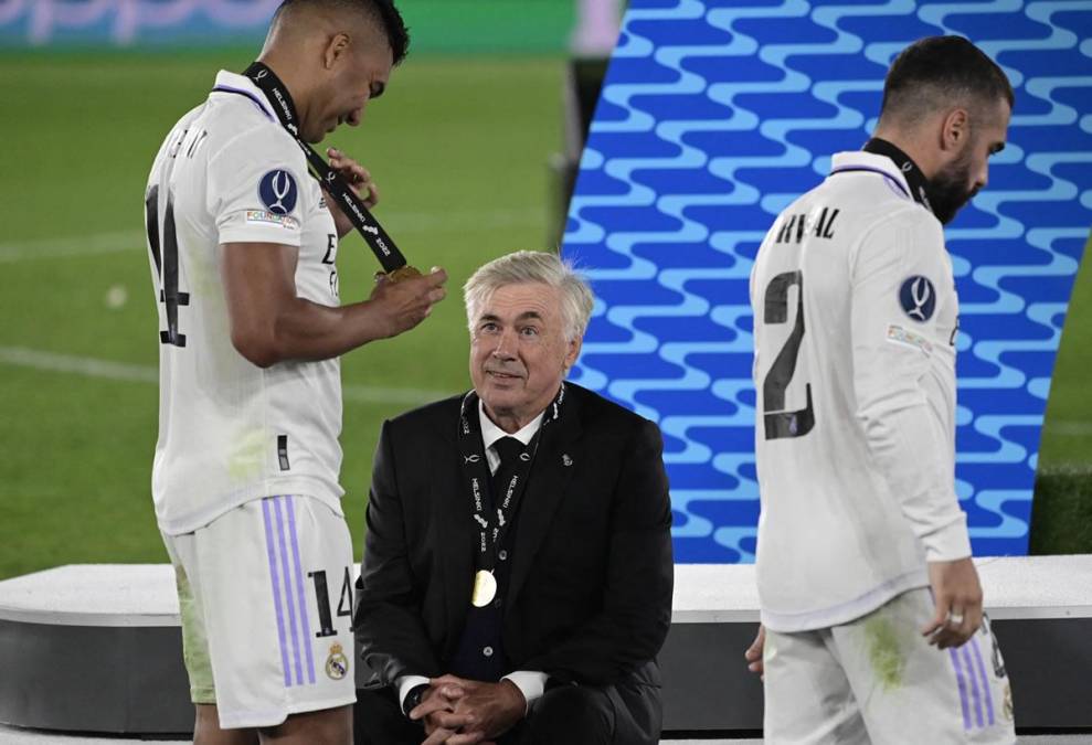 La felicidad de Casemiro y Ancelotti tras recibir las medallas de campeones de la Supercopa.