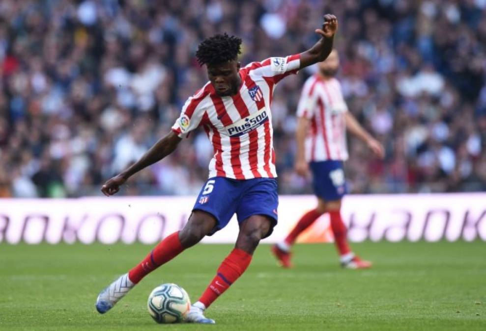 El centrocampista ghanés Thomas Partey es uno de los jugadores que mejor cartel tiene en la Premier League, y la falta de acuerdo con el Atlético de Madrid para extender su contrato alimenta los rumores sobre su marcha al Arsenal, que es el club que más cerca tendria la llegada del jugador africano.