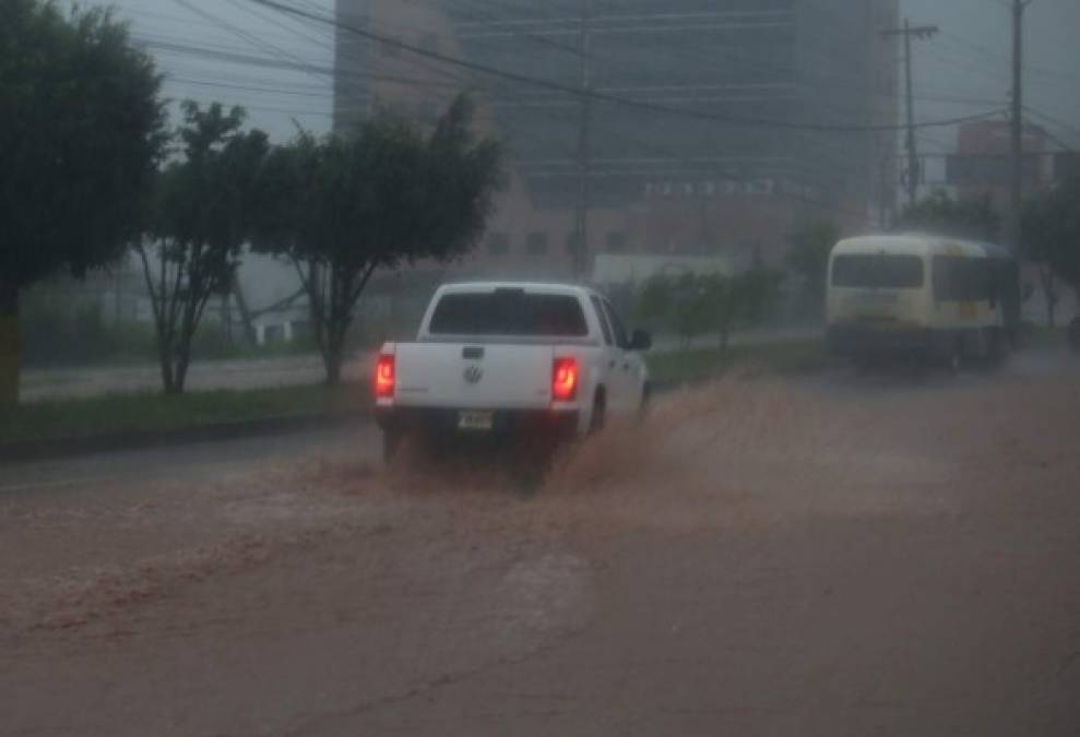 Después de intensas lluvias con actividad eléctrica, las calles se inundaron y provocaron un caos vial.