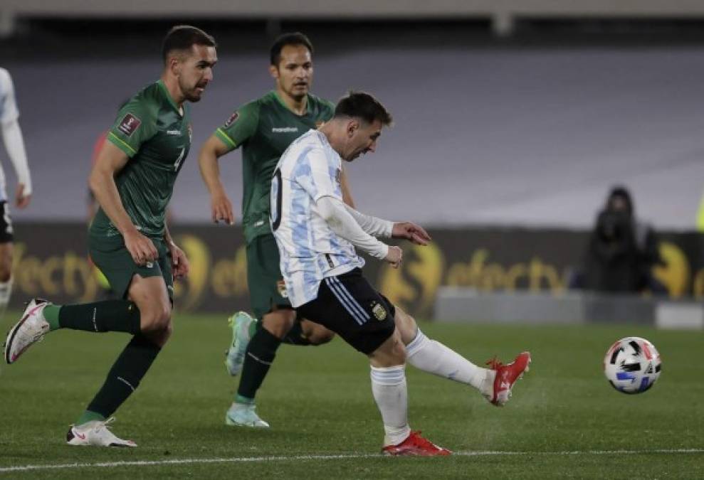 Messi abrió el camino del tirunfo con este zurdazo para hacer un golazo.