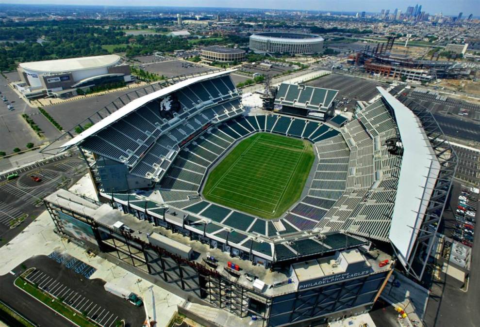 Lincoln Financial Field (Filadelfia) - Estadio de fútbol americano y fútbol en la ciudad de Filadelfia, Estados Unidos. Se inauguró en 2003 con un partido entre los clubes europeos FC Barcelona y Manchester United. Tiene capacidad para 67.594 espectadoresDesde 2003 juegan allí el equipo de los Philadelphia Eagles de la National Football League, y los Temple Owls de la División I de la NCAA de fútbol americano universitario.