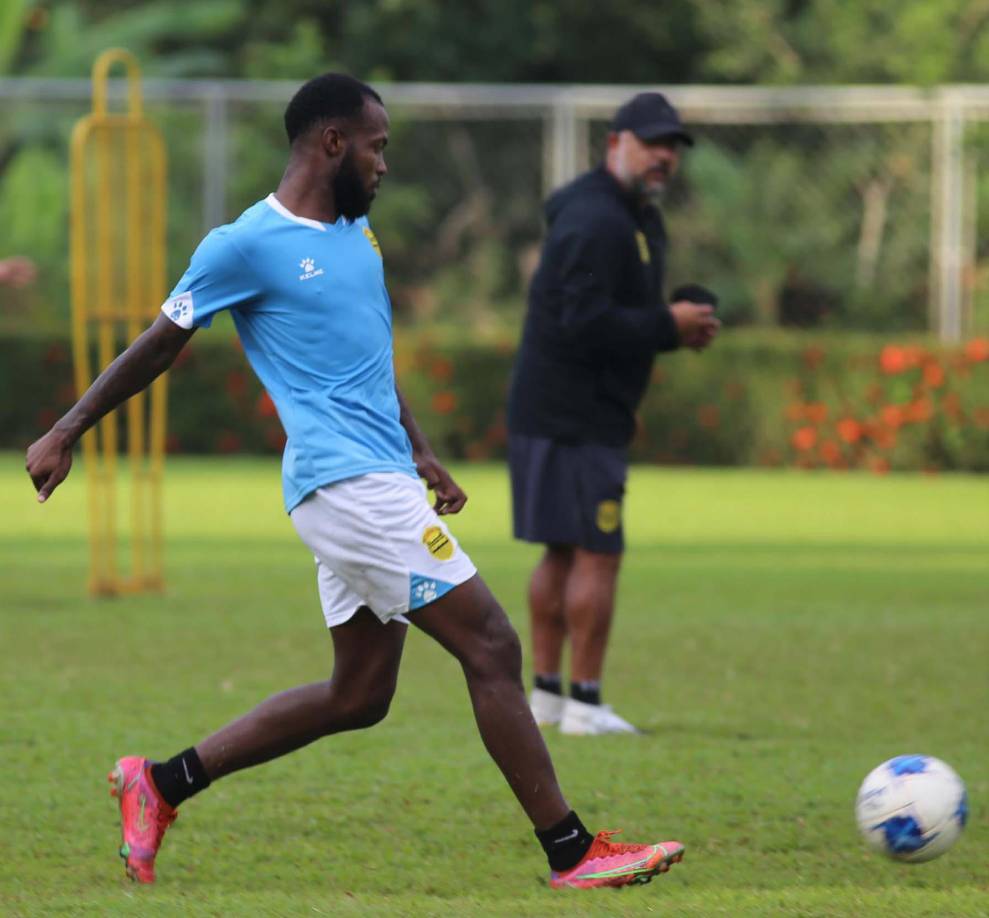 Gerson Chávez: Centrocampista hondureño que regresa al Real España tras su paso por el LA Galaxy II de la USL de Estados Unidos.