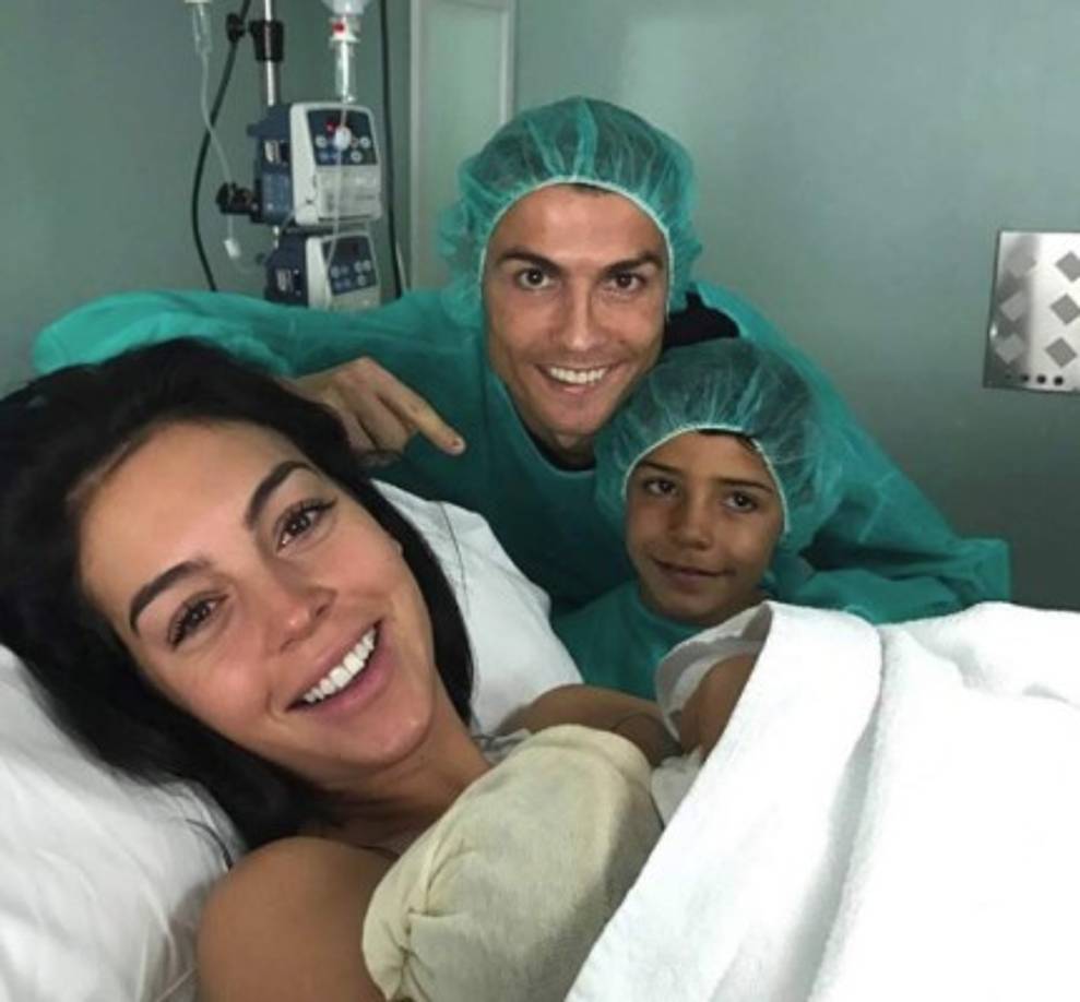 2. El nacimiento de Alana Martina. Esta imagen compartida por Cristiano, en la que aparece junto a Georgina, Cristiano Jr. y la bebé en el hospital suma 11 millones y está a punto de desbancar a Beyoncé.