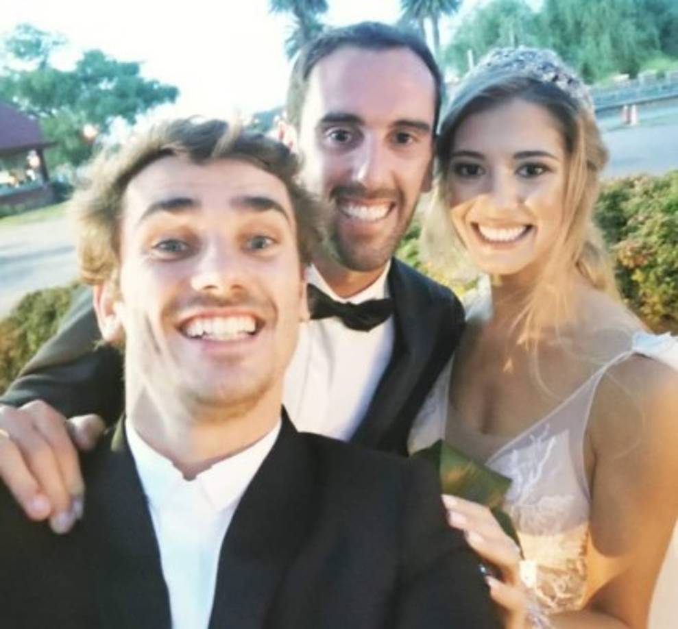 En esta imagen los novios posaron junto al futbolista francés del Atlético de Madrid Antoine Griezmann.