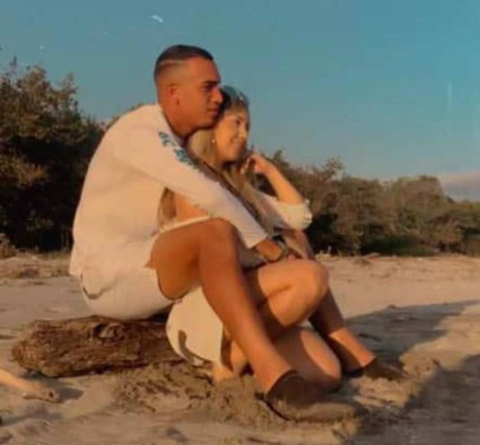Devron García: El mediocampista del Real España junto a su bella novia han disfrutado de las playas de la Costa Norte.