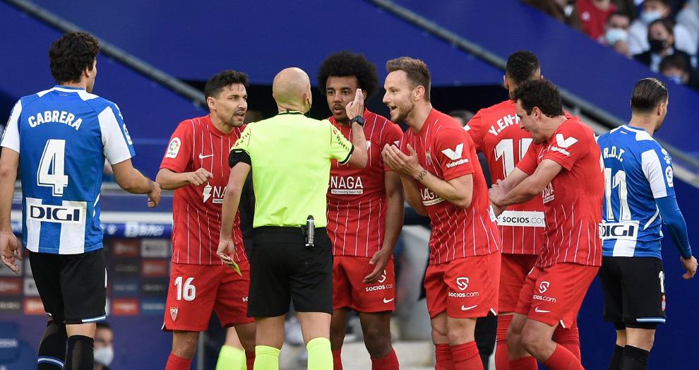 Sevilla deja escapar puntos ante Espanyol y sonríe Real Madrid