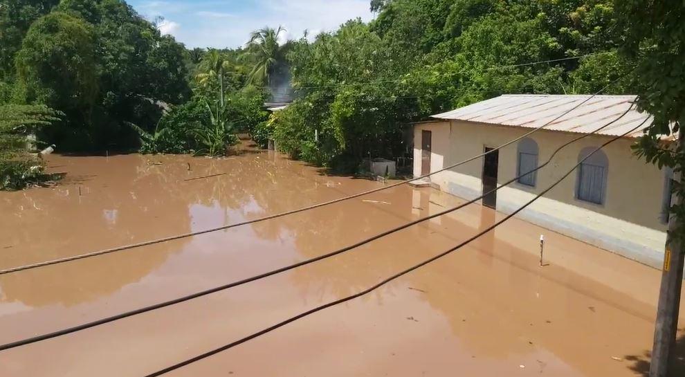 El río Ulúa se desborda y corta el paso en Pimienta, Cortés, mientras familias evacúan