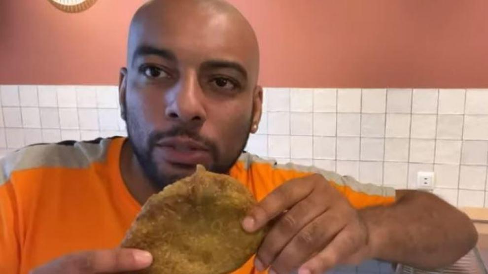 Eliminan canal de youtuber que amenazó con cobrar $2,500 a bar que no le dejó comer gratis