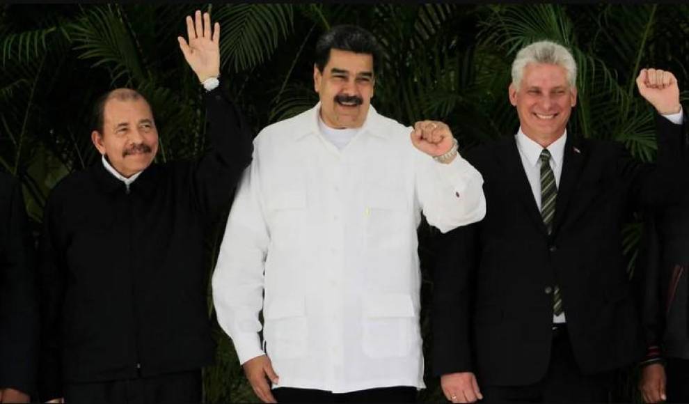 Maduro es señalado de haber ayudado a administrar y dirigir el Cartel de los Soles, una organización de narcotráfico compuesta por funcionarios y militares venezolanos de alto rango, mientras ganaba poder en Venezuela en una conspiración narcoterrorista corrupta y violenta con las Fuerzas Armadas Revolucionarias de Colombia. (FARC).