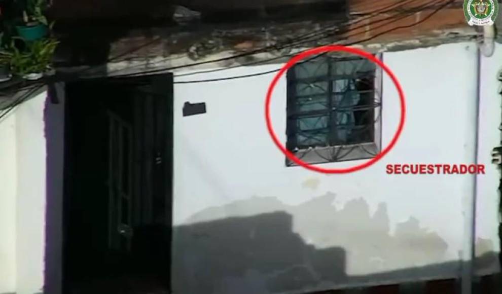 En esta casa estaba secuestrado el hondureño. Al fondo de la ventana uno de los secuestradores logró ver cuando la policía los tenía rodeados.