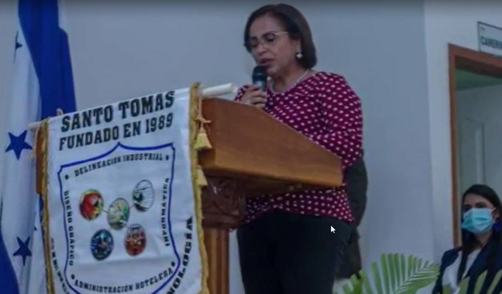 La maestra daba clases de Inglés en el Instituto Tecnológico Santo Tomas de San Pedro Sula.