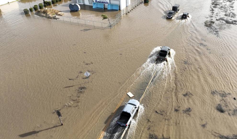 El NWS describió una “serie implacable de ríos atmosféricos”, provocando el sistema de tormentas más poderoso que afecta a la región desde desde 2005.