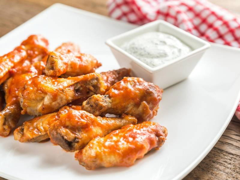 Las alitas ya son parte importante en el gusto catracho y aunque no son de las piezas más nutritivas del pollo, son ideales para un bocadillo de campeonato.