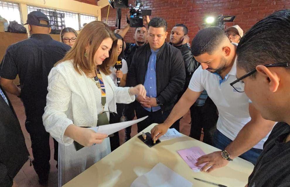 Así votaron los consejeros del CNE en medio de tensiones y fallas técnicas