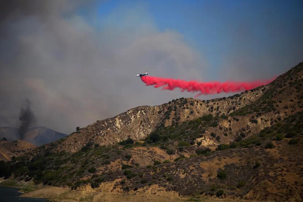Dos incendios forestales avanzan en el sur de California