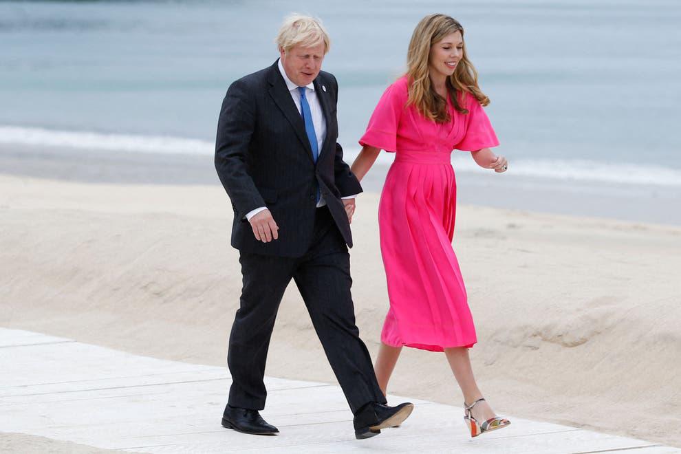 Lujosas vacaciones de Johnson escandalizan a Reino Unido