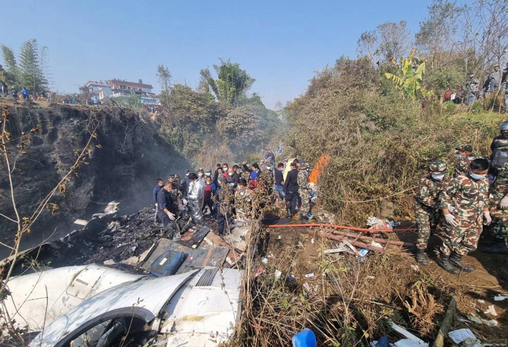 Cuerpos y escombros: las impactantes imágenes de la tragedia aérea en Nepal