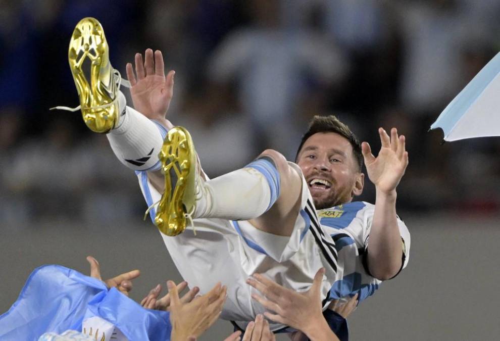 Hasta el momento, ni el capitán de la Selección Argentina ni su entorno se pronunciaron acerca del tema ya que<b> prefieren seguir disfrutando del mágico presente que atraviesan </b>tras la obtención de la Copa del Mundo.
