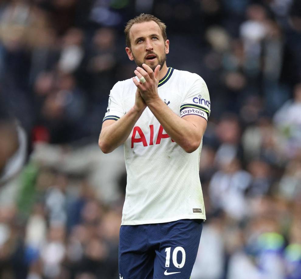 Harry Kane - La prensa inglesa persiste en el empeño del delantero inglés de salir del Tottenham y le coloca un año más en las agendas de los grandes equipos, por más que él mismo lo niegue.