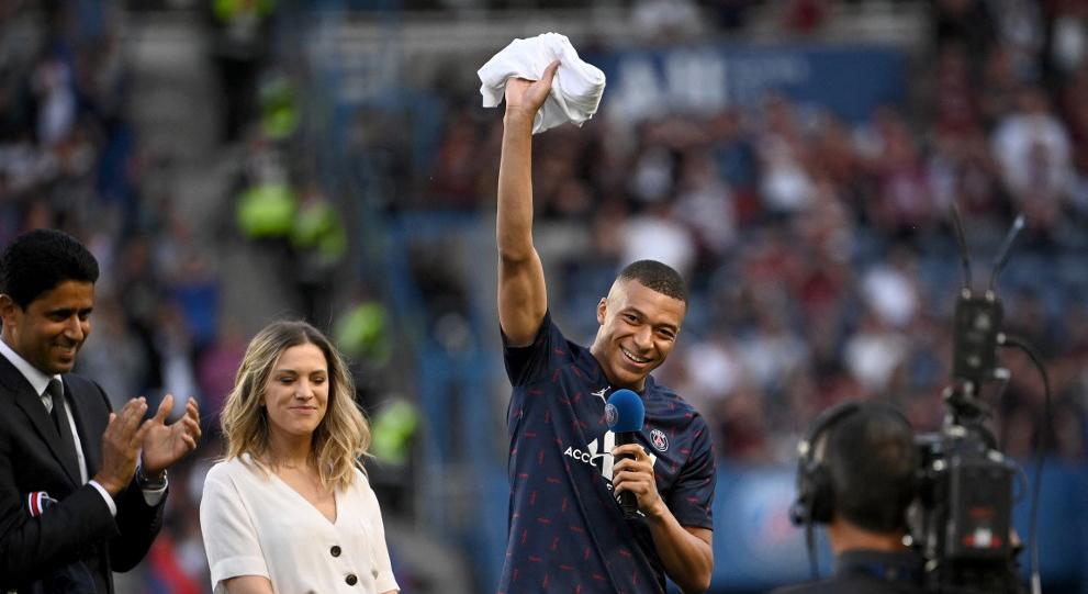 Mbappé fue ovacionado por la afición del PSG tras confirmarse que seguirá en el equipo parisino.