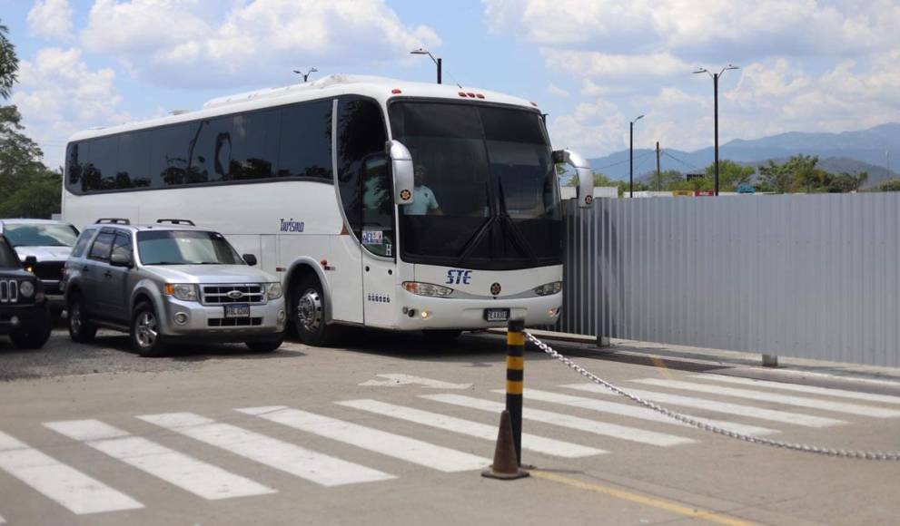 El autobús de la Selección de Honduras llegó al mediodía en punto al Aeropuerto Internacional Ramón Villeda Morales de San Pedro Sula para viajar a República Dominicana.