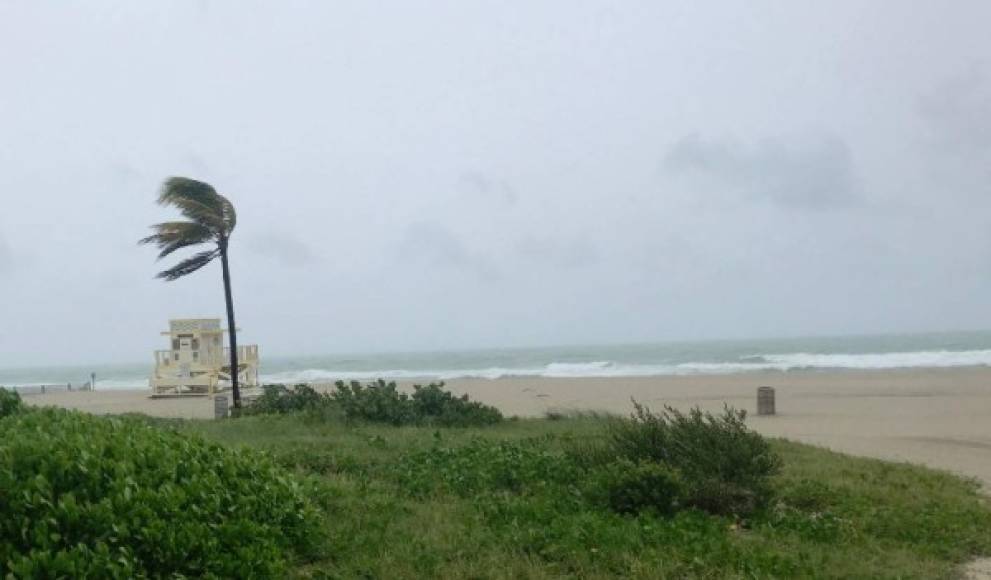 Las playas lucían desiertas tras las advertencias emitidas por las autoridades locales.