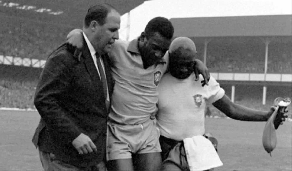 Pelé disputó dos partidos en menos de 24 horas de diferencia hasta nueve veces. Esa carga de partidos le provocó las primeras lesiones. En la imagen salió lesionado en un Brasil-Checoslovaquia del Mundial 1962 en Chile.