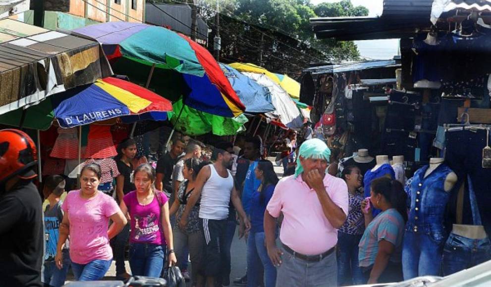 Anarquía en las calles del centro por vendedores. Las autoridades anunciaron un ambicioso proyecto para transformar el centro y recuperar las calles y avenidas. Pero mientras el Distrito Central de Negocios se quedó sin aceras y está a punto de quedar sin calles.<br/>