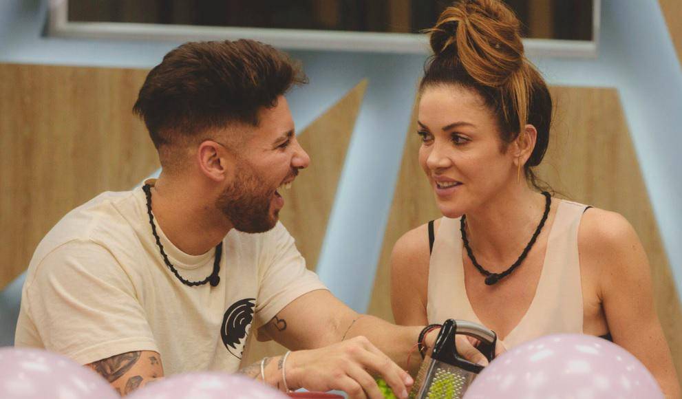 Actualmente, Melfi está en el centro de la controversia dentro de ‘La Casa de los Famosos’ por su relación con la actriz Nataly Umaña. Ella lleva 12 años casada con el también actor Alejandro Estrada, y los fans del programa tachan a Melfi de ser desleal por involucrarse con alquien que sabía estaba en una relación.