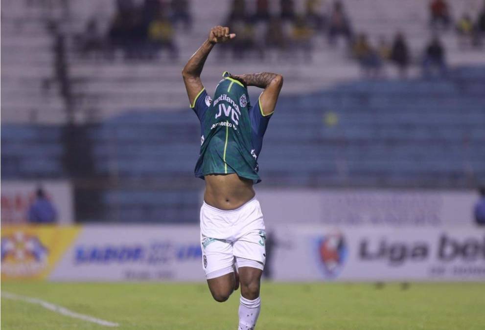 Cristian Sacaza enloqueció en su festejo tras su primer gol con el Marathón y se quitó la camiseta.