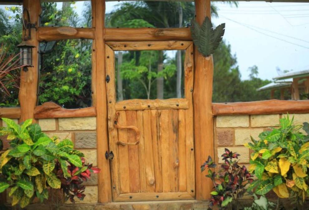 En las puertas no hay llamadores metálicos, sino hechos con bejucos y otros desechos de madera.