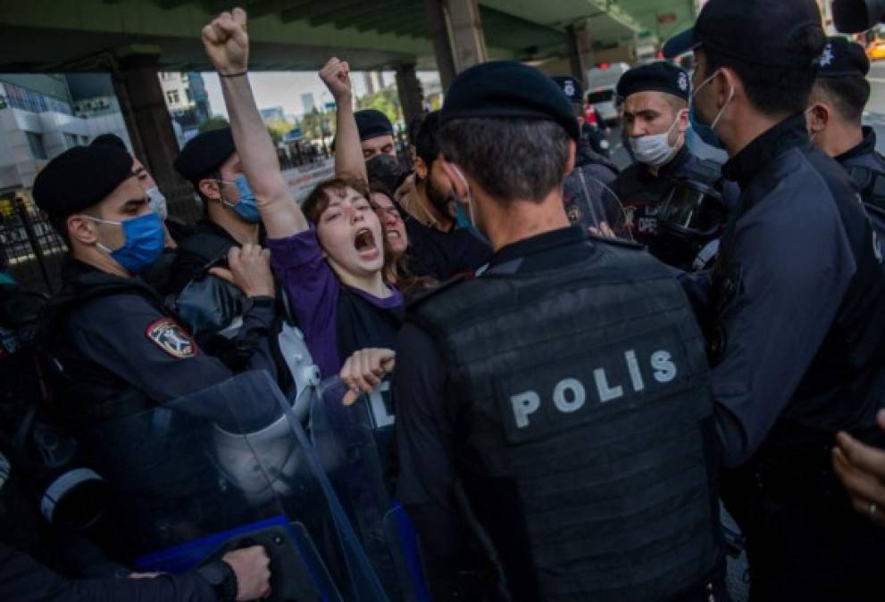 TURQUÍA: La policía detuvo a más de 200 personas y empleó gases lacrimógenos para dispersar a manifestantes en Estambul, en medio de un confinamiento total para frenar el coronavirus.