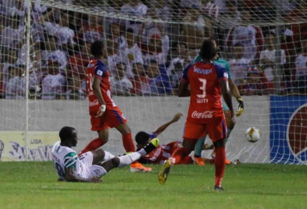 Momento en el que el balón tocaba el fondo de la portería tras un disparo de zurda de Winston Mezú Viveros para la remontada del Platense 2-1 sobre Olimpia.