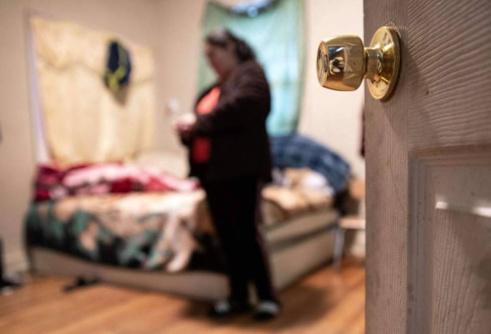 Esta indocumentada hondureña, que no fue identificada, comparte apartamento con otros 9 inmigrantes y sus tres hijos. La mujer se aisló en su habitación luego de presentar fiebre y otros síntomas del coronavirus. Sus hijos también enfermaron.